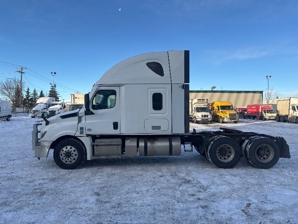 Sleeper Tractor-Heavy Duty Tractors-Freightliner-2021-T12664ST-Calgary-AB-795,011\n\t\tkm-$ 25,000 - Image 4