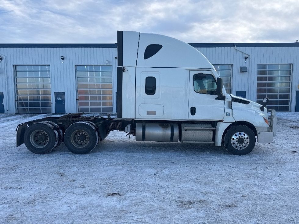 Sleeper Tractor-Heavy Duty Tractors-Freightliner-2021-T12664ST-Calgary-AB-795,011\n\t\tkm-$ 25,000 - Image 8