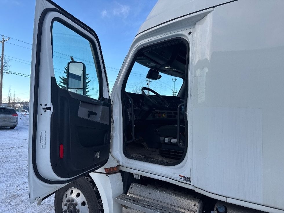 Sleeper Tractor-Heavy Duty Tractors-Freightliner-2021-T12664ST-Calgary-AB-795,011\n\t\tkm-$ 25,000 - Image 9
