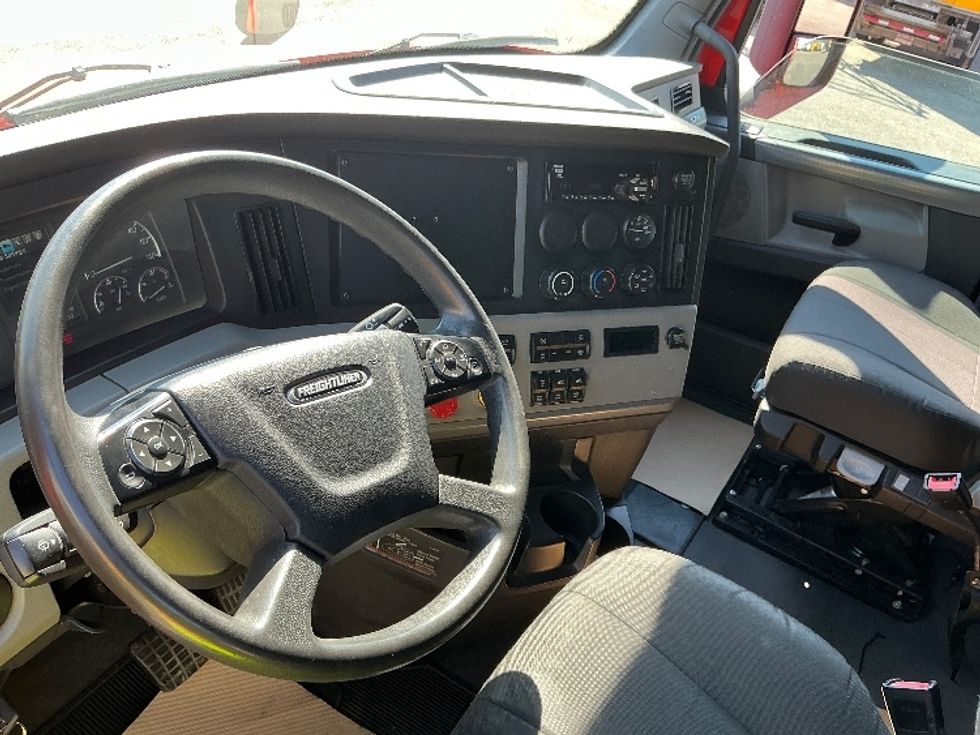 Sleeper Tractor-Heavy Duty Tractors-Freightliner-2021-T12664ST-Calgary-AB-795,744\n\t\tkm-$ 74,000 - Image 10
