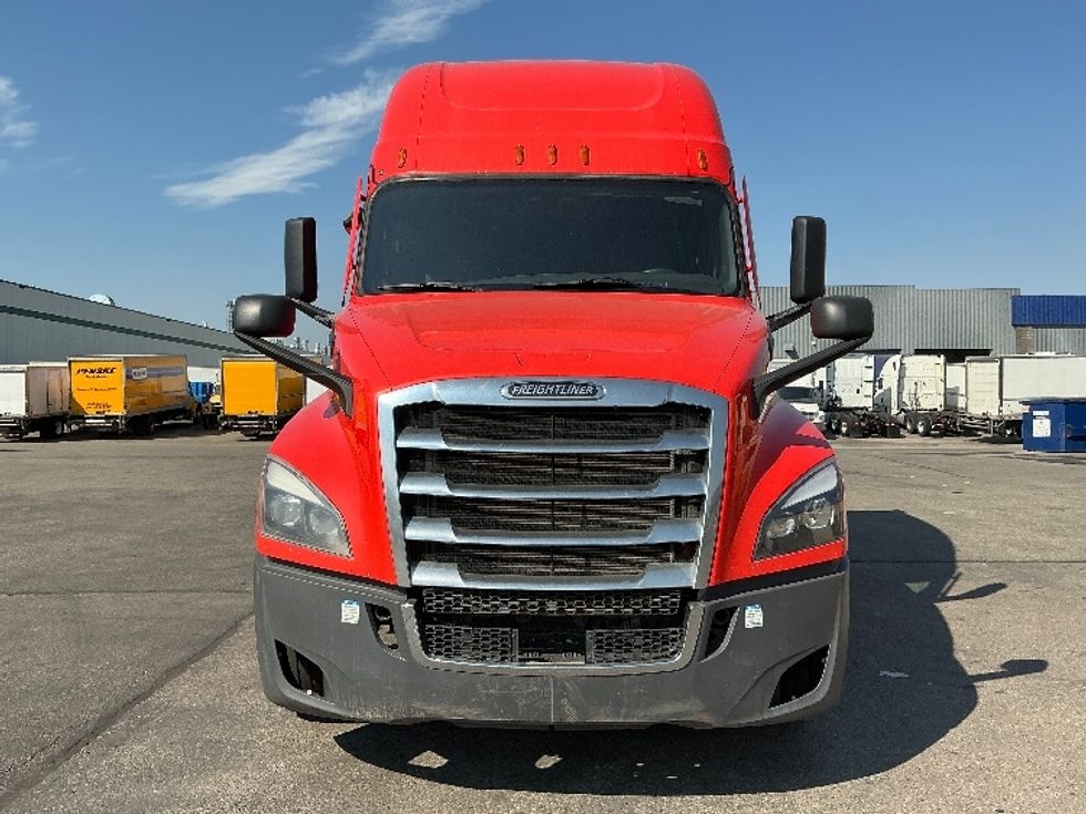 Sleeper Tractor-Heavy Duty Tractors-Freightliner-2021-T12664ST-Calgary-AB-795,744\n\t\tkm-$ 74,000 - Image 2