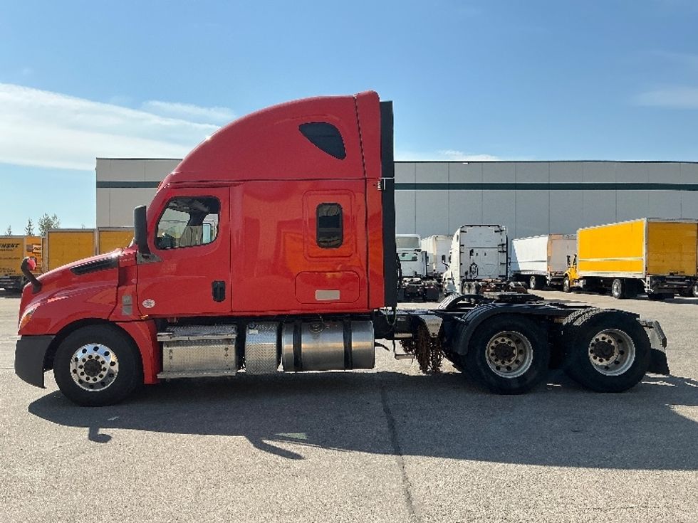 Sleeper Tractor-Heavy Duty Tractors-Freightliner-2021-T12664ST-Calgary-AB-795,744\n\t\tkm-$ 74,000 - Image 4