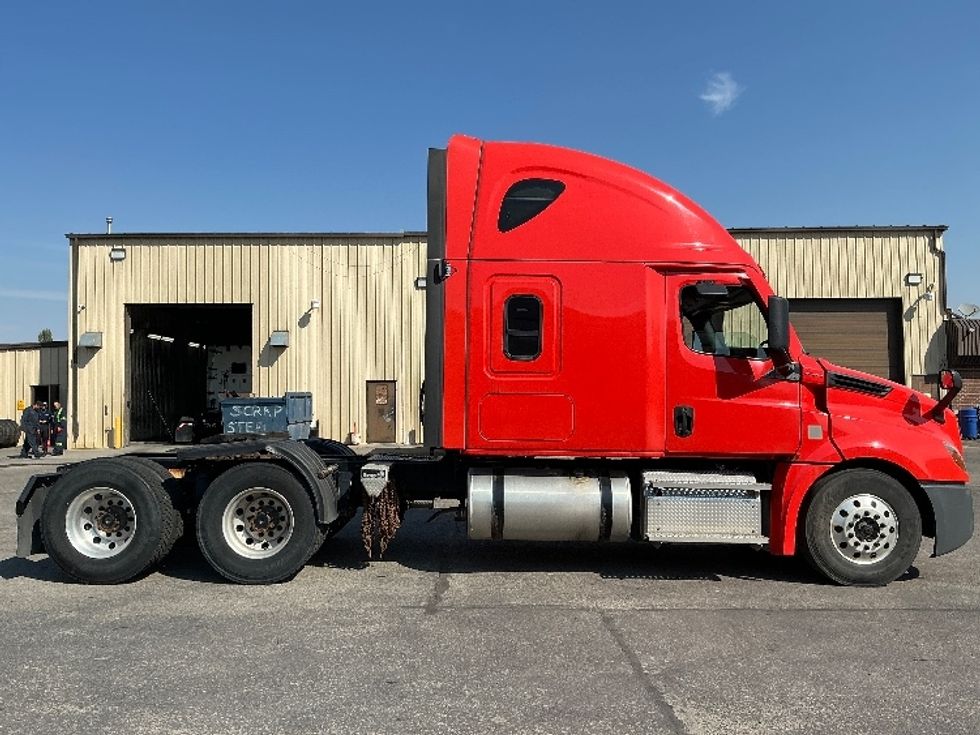 Sleeper Tractor-Heavy Duty Tractors-Freightliner-2021-T12664ST-Calgary-AB-795,744\n\t\tkm-$ 74,000 - Image 8