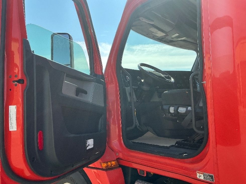 Sleeper Tractor-Heavy Duty Tractors-Freightliner-2021-T12664ST-Calgary-AB-795,744\n\t\tkm-$ 74,000 - Image 9