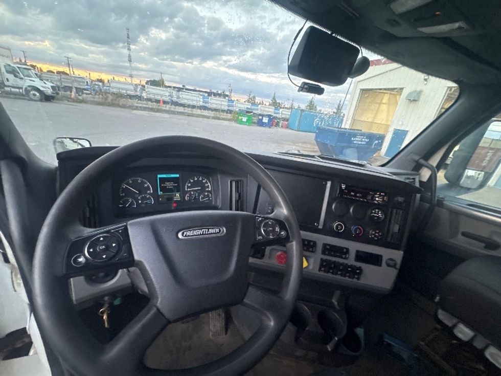 Sleeper Tractor-Heavy Duty Tractors-Freightliner-2021-T12664ST-Calgary-AB-819,720\n\t\tkm-$ 91,750 - Image 11