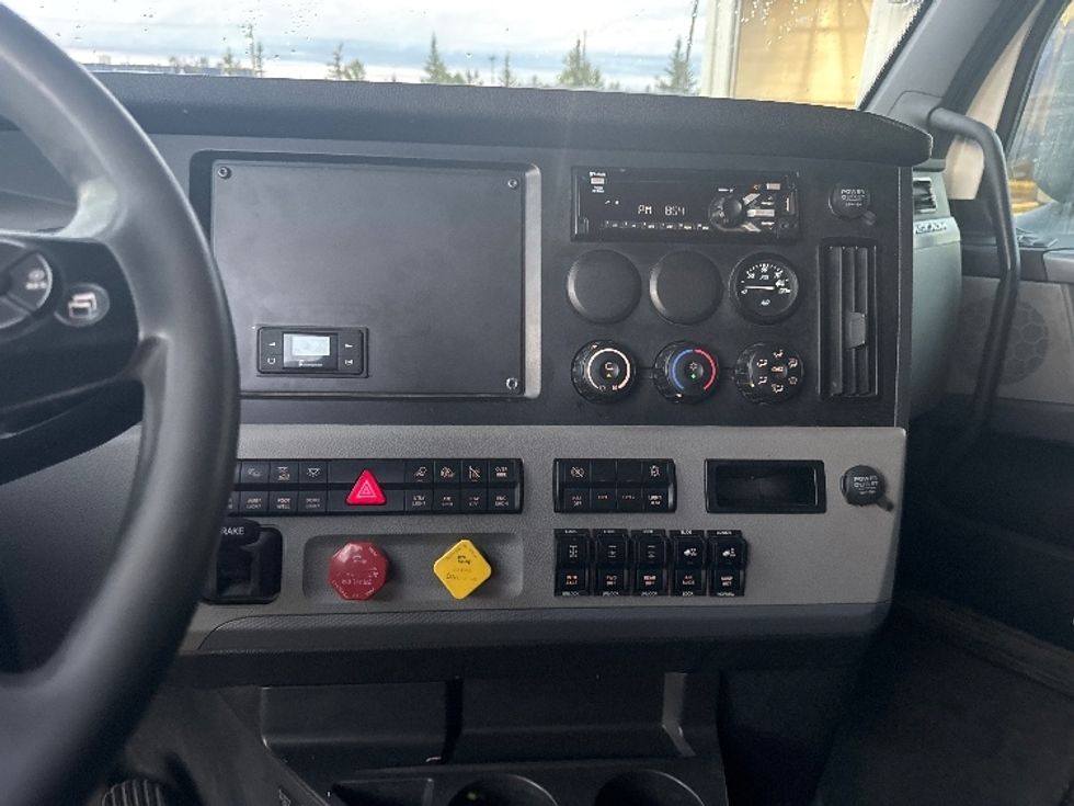 Sleeper Tractor-Heavy Duty Tractors-Freightliner-2021-T12664ST-Calgary-AB-819,720\n\t\tkm-$ 91,750 - Image 12