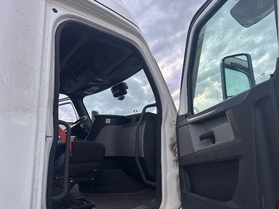 Sleeper Tractor-Heavy Duty Tractors-Freightliner-2021-T12664ST-Calgary-AB-819,720\n\t\tkm-$ 91,750 - Image 13