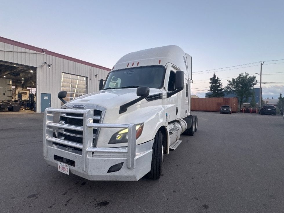 Sleeper Tractor-Heavy Duty Tractors-Freightliner-2021-T12664ST-Calgary-AB-819,720\n\t\tkm-$ 91,750 - Image 3