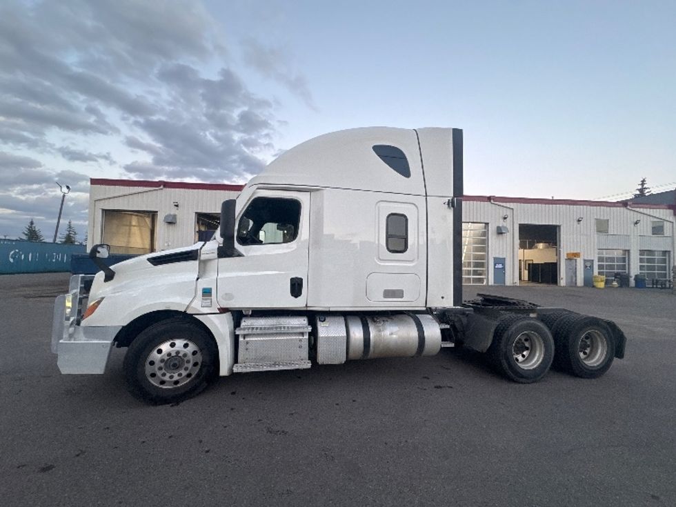 Sleeper Tractor-Heavy Duty Tractors-Freightliner-2021-T12664ST-Calgary-AB-819,720\n\t\tkm-$ 91,750 - Image 4