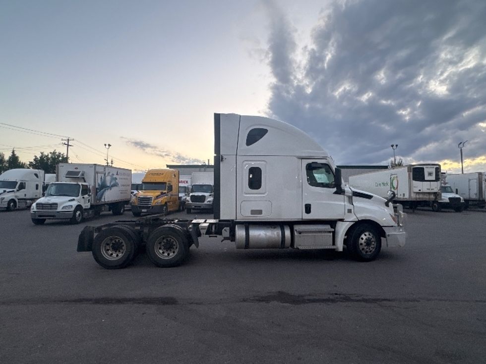 Sleeper Tractor-Heavy Duty Tractors-Freightliner-2021-T12664ST-Calgary-AB-819,720\n\t\tkm-$ 91,750 - Image 8