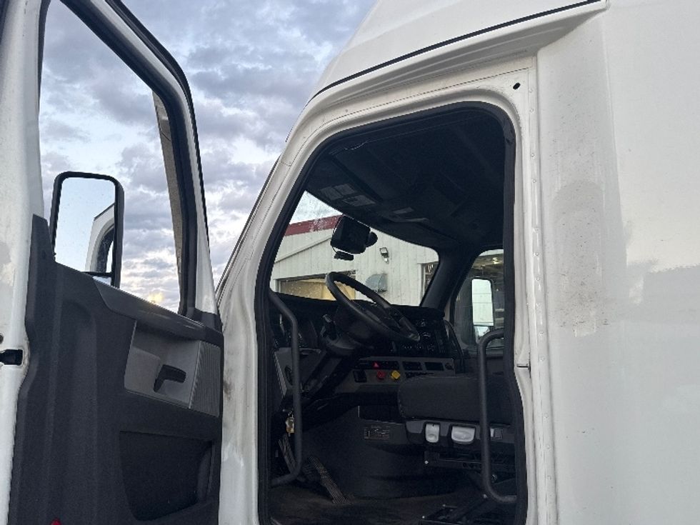 Sleeper Tractor-Heavy Duty Tractors-Freightliner-2021-T12664ST-Calgary-AB-819,720\n\t\tkm-$ 91,750 - Image 9