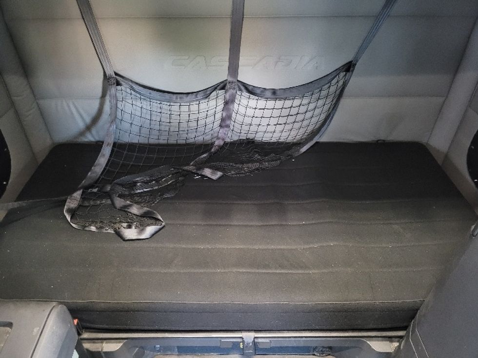 Sleeper Tractor-Heavy Duty Tractors-Freightliner-2021-T12664ST-Calgary-AB-833,772\n\t\tkm-$ 91,000 - Image 17