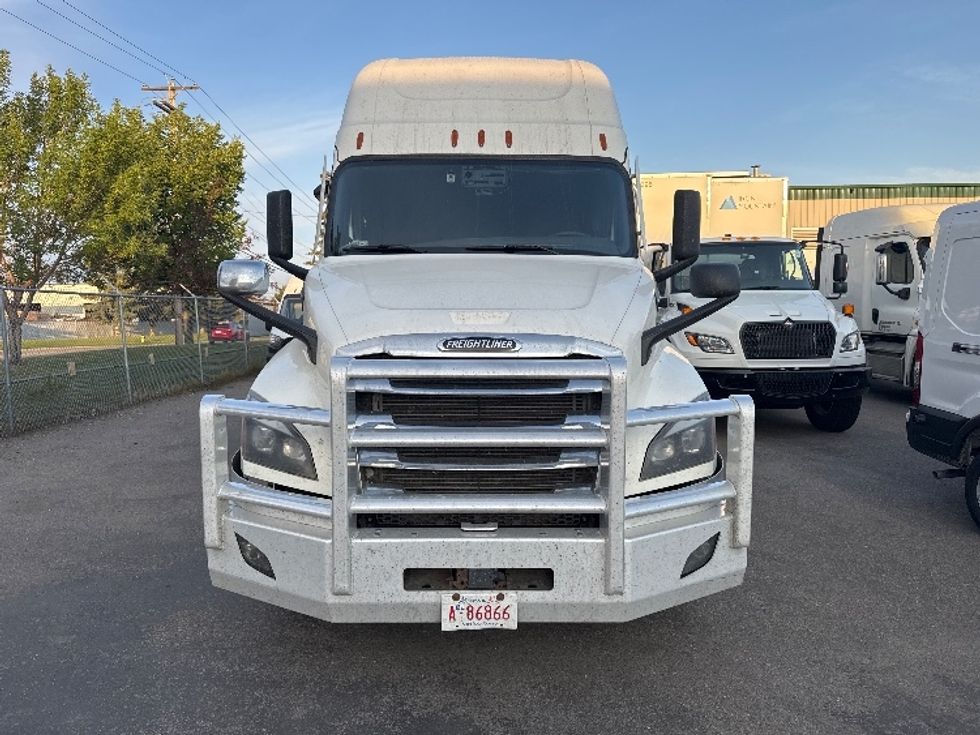 Sleeper Tractor-Heavy Duty Tractors-Freightliner-2021-T12664ST-Calgary-AB-843,264\n\t\tkm-$ 89,750 - Image 2