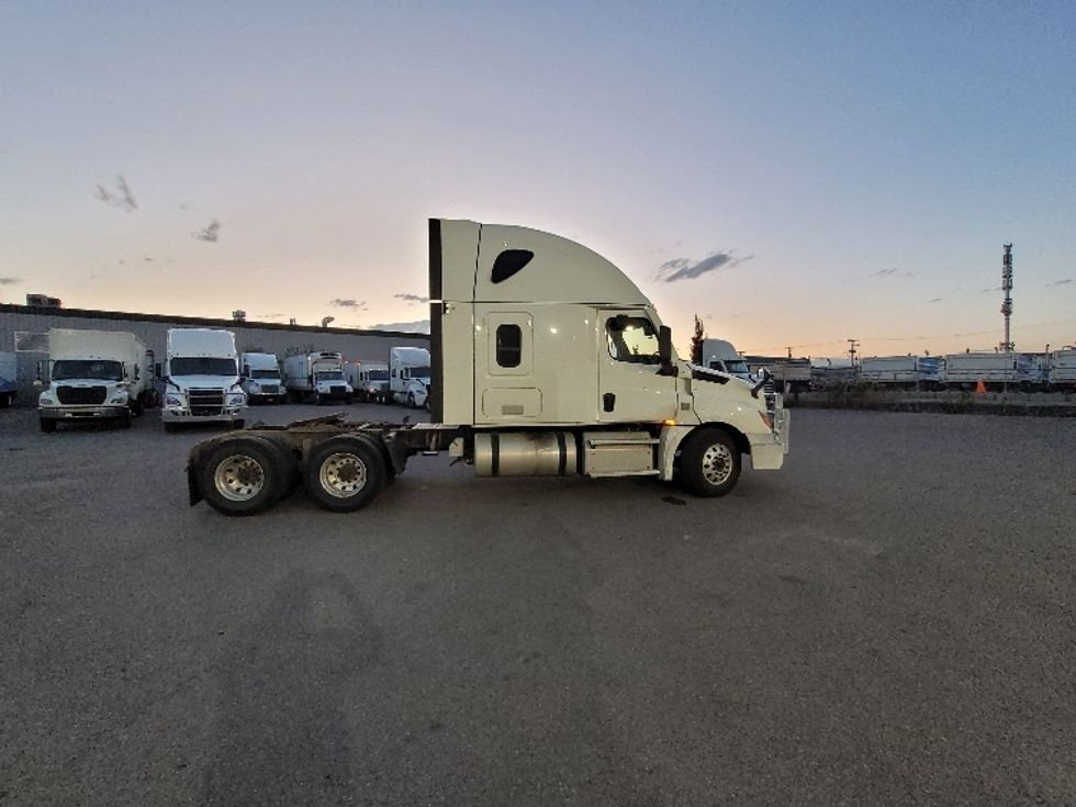Sleeper Tractor-Heavy Duty Tractors-Freightliner-2021-T12664ST-Calgary-AB-843,264\n\t\tkm-$ 89,750 - Image 8