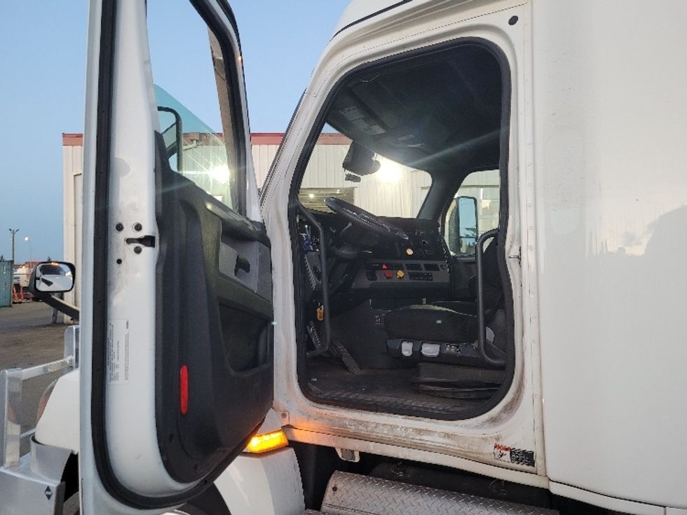 Sleeper Tractor-Heavy Duty Tractors-Freightliner-2021-T12664ST-Calgary-AB-843,264\n\t\tkm-$ 89,750 - Image 9