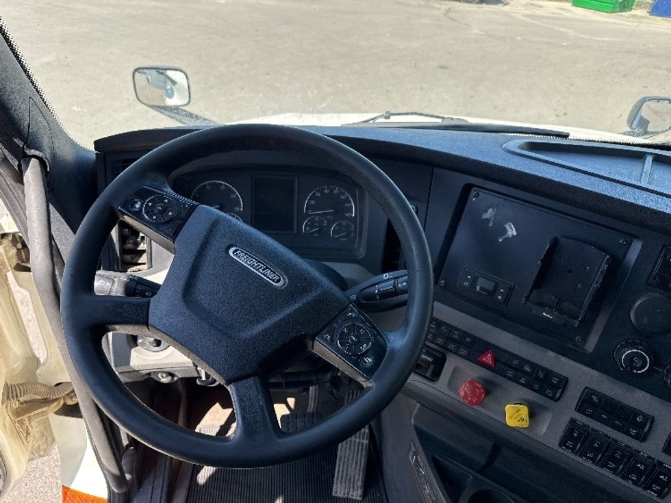 Sleeper Tractor-Heavy Duty Tractors-Freightliner-2021-T12664ST-Calgary-AB-858,266\n\t\tkm-$ 89,500 - Image 11