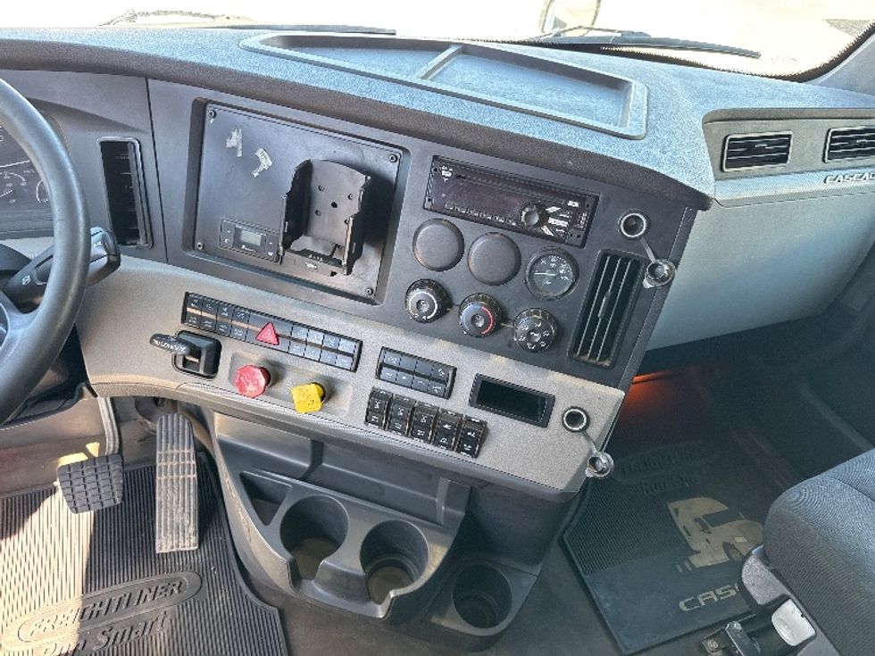 Sleeper Tractor-Heavy Duty Tractors-Freightliner-2021-T12664ST-Calgary-AB-858,266\n\t\tkm-$ 89,500 - Image 12