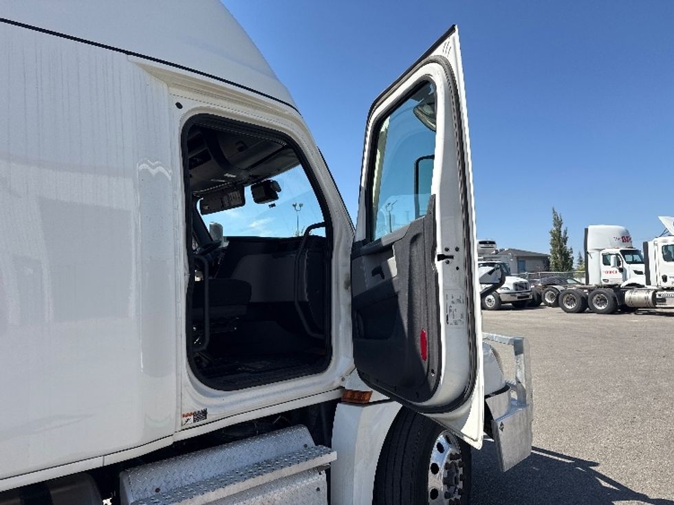 Sleeper Tractor-Heavy Duty Tractors-Freightliner-2021-T12664ST-Calgary-AB-858,266\n\t\tkm-$ 89,500 - Image 13