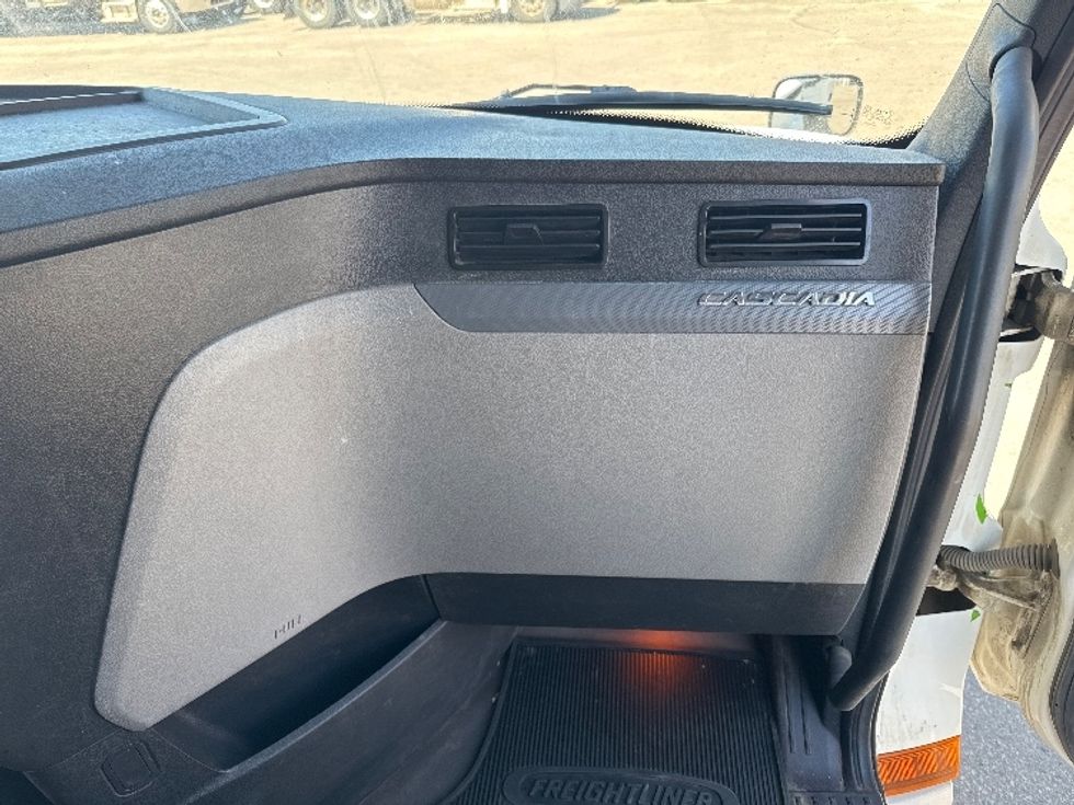 Sleeper Tractor-Heavy Duty Tractors-Freightliner-2021-T12664ST-Calgary-AB-858,266\n\t\tkm-$ 89,500 - Image 14