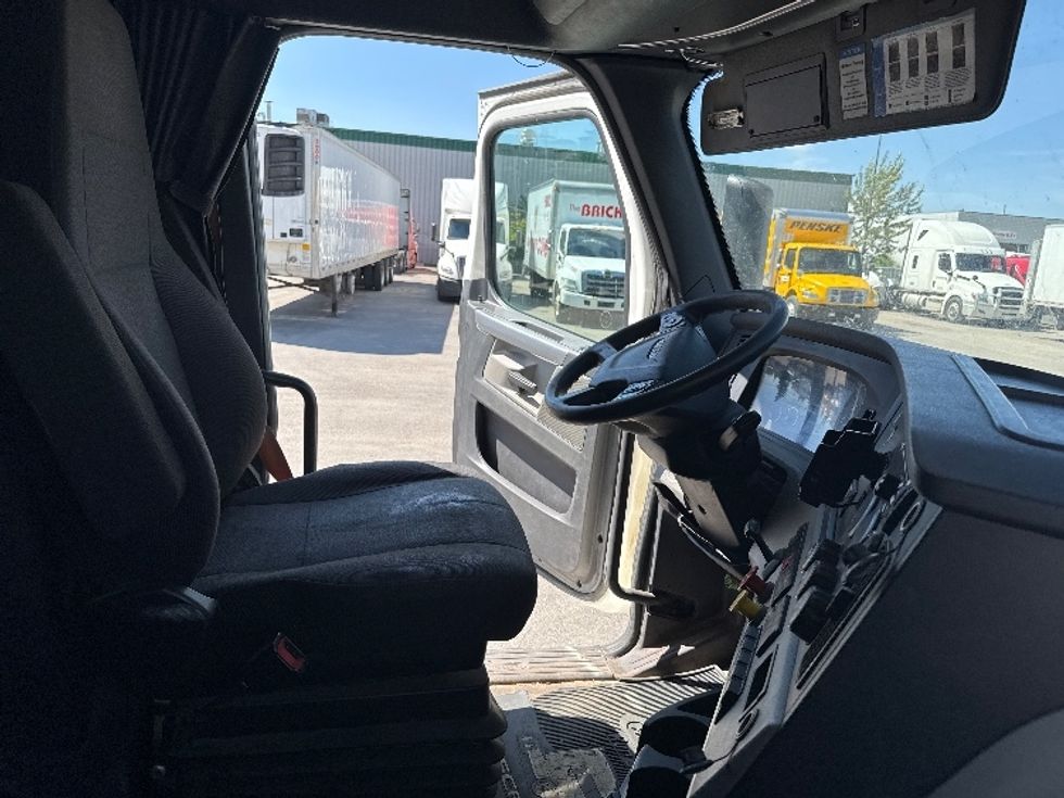 Sleeper Tractor-Heavy Duty Tractors-Freightliner-2021-T12664ST-Calgary-AB-858,266\n\t\tkm-$ 89,500 - Image 15