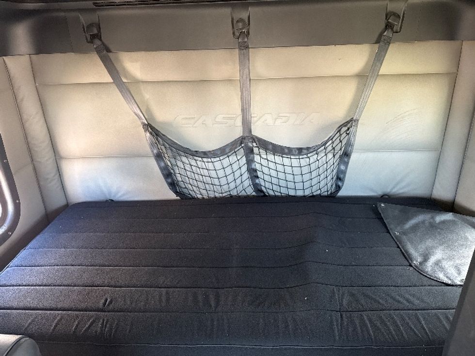 Sleeper Tractor-Heavy Duty Tractors-Freightliner-2021-T12664ST-Calgary-AB-858,266\n\t\tkm-$ 89,500 - Image 16