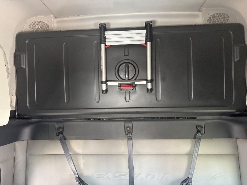 Sleeper Tractor-Heavy Duty Tractors-Freightliner-2021-T12664ST-Calgary-AB-858,266\n\t\tkm-$ 89,500 - Image 17