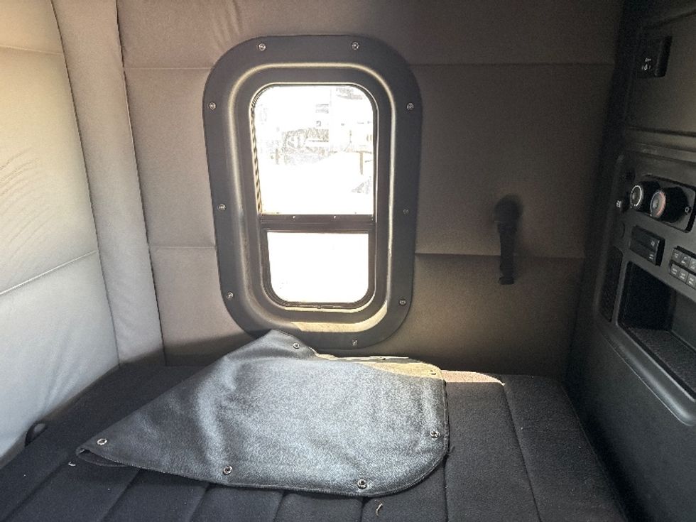 Sleeper Tractor-Heavy Duty Tractors-Freightliner-2021-T12664ST-Calgary-AB-858,266\n\t\tkm-$ 89,500 - Image 18