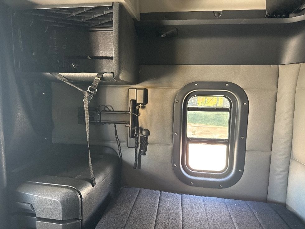 Sleeper Tractor-Heavy Duty Tractors-Freightliner-2021-T12664ST-Calgary-AB-858,266\n\t\tkm-$ 89,500 - Image 19