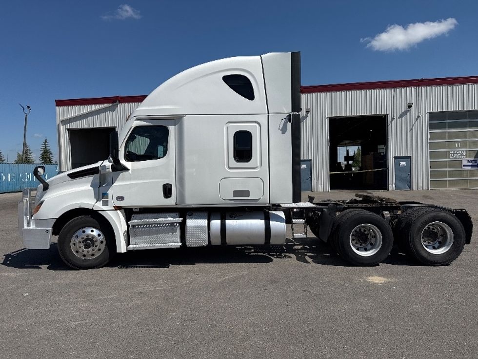 Sleeper Tractor-Heavy Duty Tractors-Freightliner-2021-T12664ST-Calgary-AB-858,266\n\t\tkm-$ 89,500 - Image 4