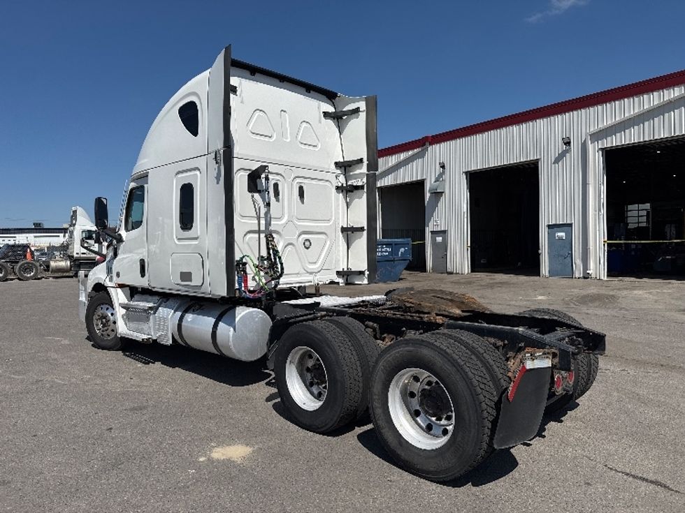 Sleeper Tractor-Heavy Duty Tractors-Freightliner-2021-T12664ST-Calgary-AB-858,266\n\t\tkm-$ 89,500 - Image 5