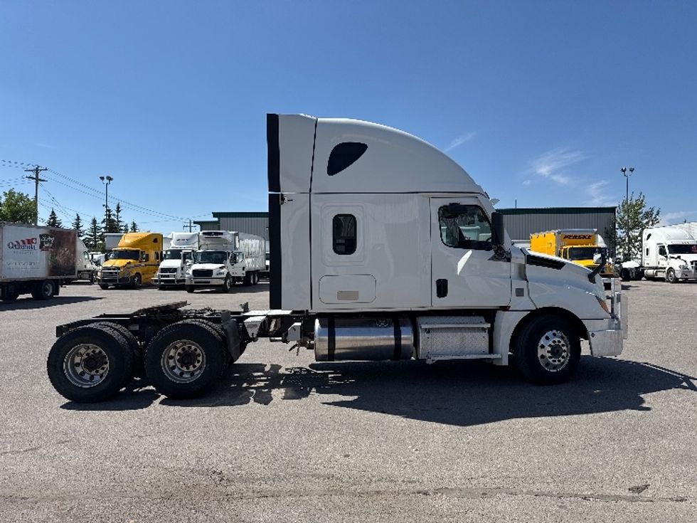 Sleeper Tractor-Heavy Duty Tractors-Freightliner-2021-T12664ST-Calgary-AB-858,266\n\t\tkm-$ 89,500 - Image 8