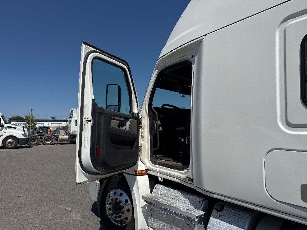 Sleeper Tractor-Heavy Duty Tractors-Freightliner-2021-T12664ST-Calgary-AB-858,266\n\t\tkm-$ 89,500 - Image 9