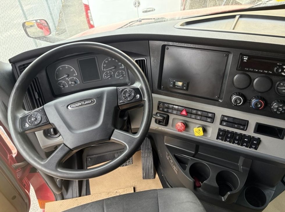 Sleeper Tractor-Heavy Duty Tractors-Freightliner-2021-T12664ST-Calgary-AB-862,235\n\t\tkm-$ 79,000 - Image 10