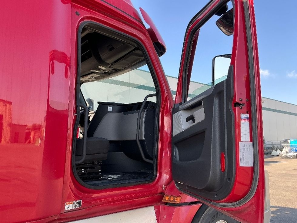 Sleeper Tractor-Heavy Duty Tractors-Freightliner-2021-T12664ST-Calgary-AB-862,235\n\t\tkm-$ 79,000 - Image 12