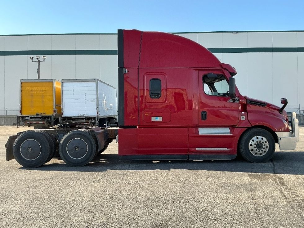 Sleeper Tractor-Heavy Duty Tractors-Freightliner-2021-T12664ST-Calgary-AB-862,235\n\t\tkm-$ 79,000 - Image 8