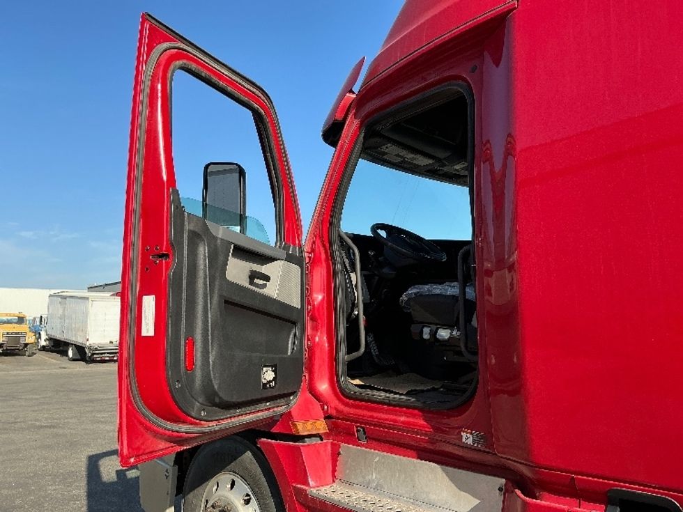 Sleeper Tractor-Heavy Duty Tractors-Freightliner-2021-T12664ST-Calgary-AB-862,235\n\t\tkm-$ 79,000 - Image 9