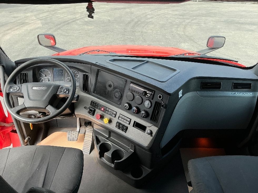 Sleeper Tractor-Heavy Duty Tractors-Freightliner-2021-T12664ST-Calgary-AB-889,297\n\t\tkm-$ 60,500 - Image 12