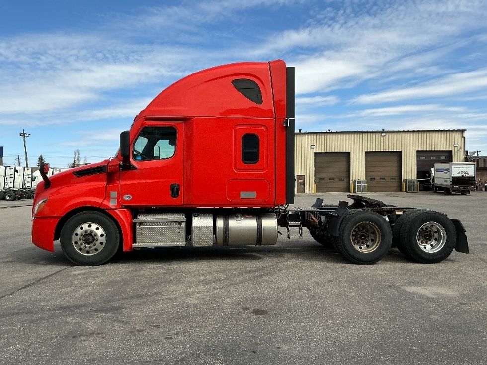 Sleeper Tractor-Heavy Duty Tractors-Freightliner-2021-T12664ST-Calgary-AB-889,297\n\t\tkm-$ 60,500 - Image 4