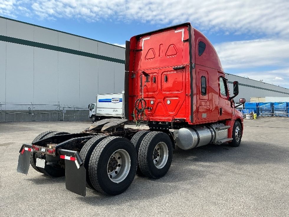Sleeper Tractor-Heavy Duty Tractors-Freightliner-2021-T12664ST-Calgary-AB-889,297\n\t\tkm-$ 60,500 - Image 7