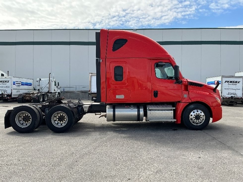 Sleeper Tractor-Heavy Duty Tractors-Freightliner-2021-T12664ST-Calgary-AB-889,297\n\t\tkm-$ 60,500 - Image 8