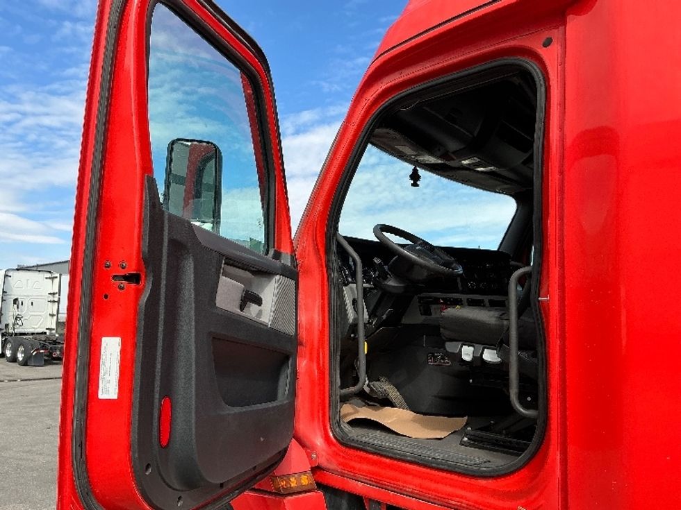 Sleeper Tractor-Heavy Duty Tractors-Freightliner-2021-T12664ST-Calgary-AB-889,297\n\t\tkm-$ 60,500 - Image 9