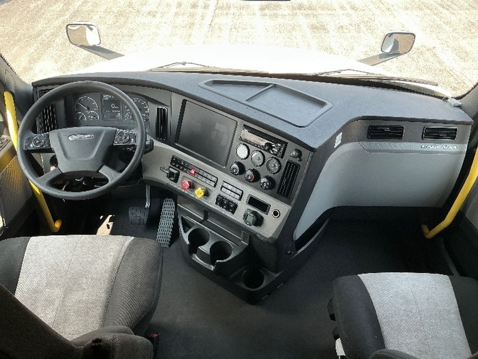 Sleeper Tractor-Heavy Duty Tractors-Freightliner-2021-T12664ST-Cambridge-ON-800,532\n\t\tkm-$ 86,500 - Image 12