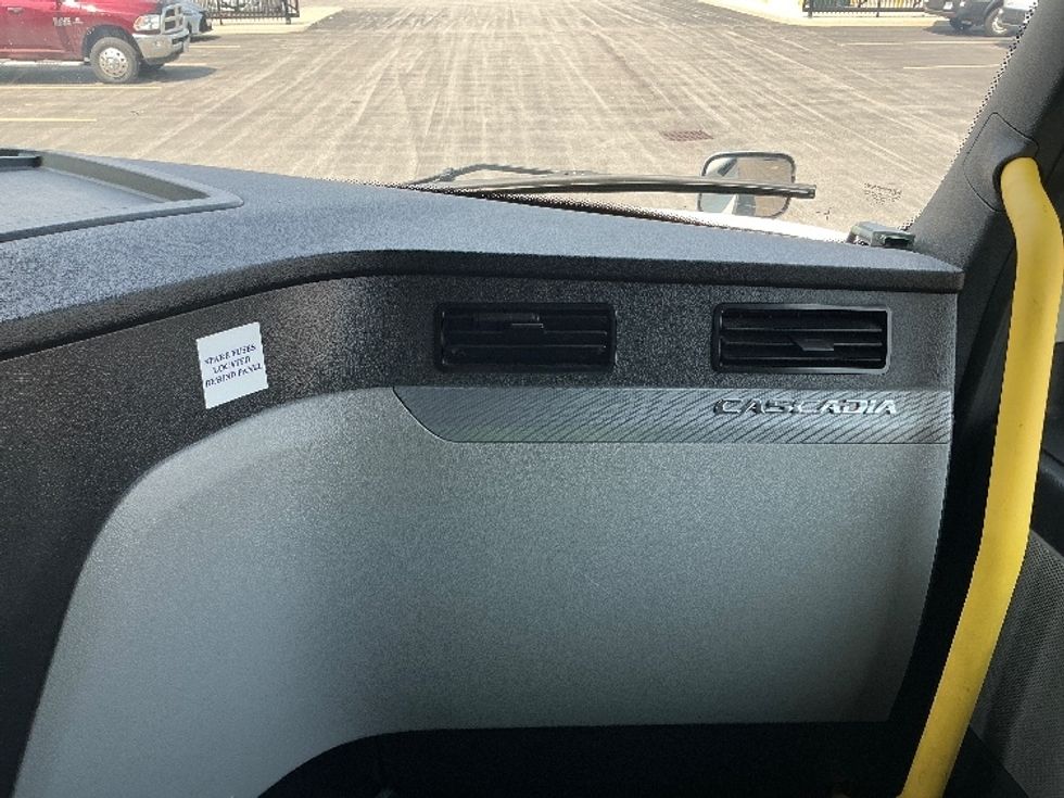 Sleeper Tractor-Heavy Duty Tractors-Freightliner-2021-T12664ST-Cambridge-ON-800,532\n\t\tkm-$ 86,500 - Image 14