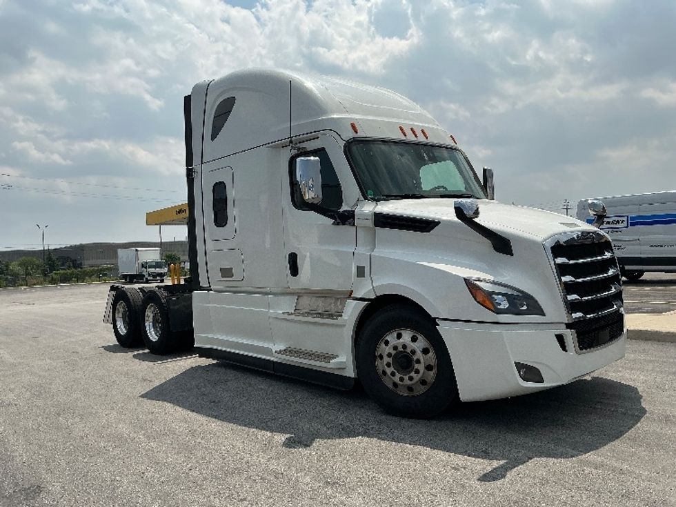Sleeper Tractor-Heavy Duty Tractors-Freightliner-2021-T12664ST-Cambridge-ON-800,776\n\t\tkm-$ 86,500 - Image 1