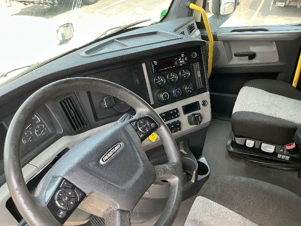 Sleeper Tractor-Heavy Duty Tractors-Freightliner-2021-T12664ST-Cambridge-ON-800,776\n\t\tkm-$ 86,500 - Image 10