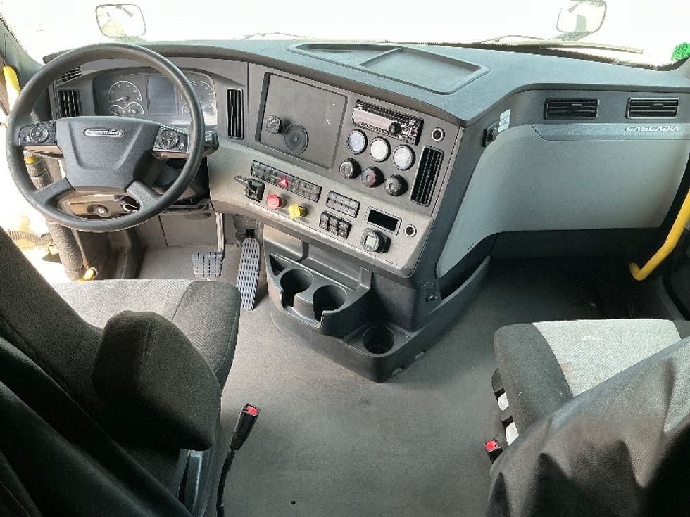 Sleeper Tractor-Heavy Duty Tractors-Freightliner-2021-T12664ST-Cambridge-ON-800,776\n\t\tkm-$ 86,500 - Image 12