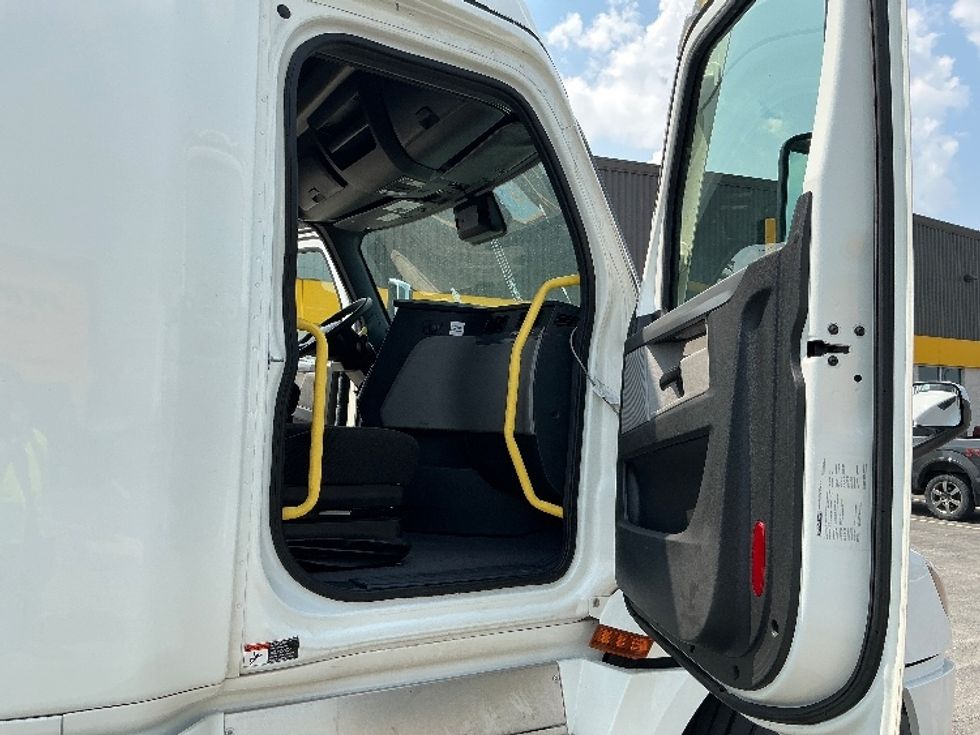 Sleeper Tractor-Heavy Duty Tractors-Freightliner-2021-T12664ST-Cambridge-ON-800,776\n\t\tkm-$ 86,500 - Image 13