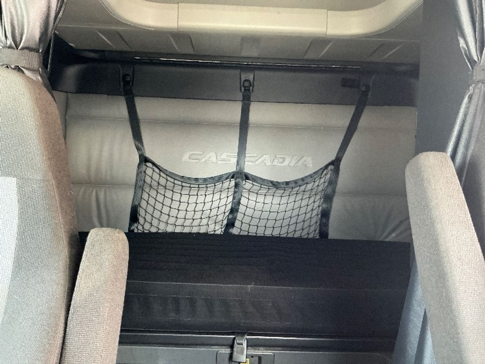 Sleeper Tractor-Heavy Duty Tractors-Freightliner-2021-T12664ST-Cambridge-ON-800,776\n\t\tkm-$ 86,500 - Image 16