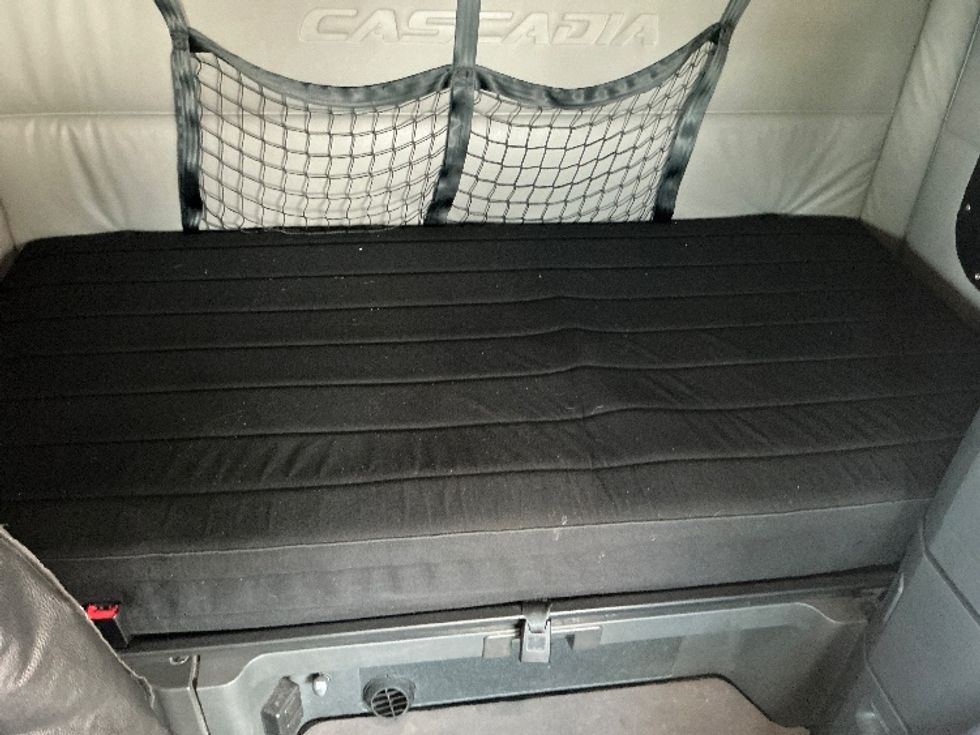 Sleeper Tractor-Heavy Duty Tractors-Freightliner-2021-T12664ST-Cambridge-ON-800,776\n\t\tkm-$ 86,500 - Image 17