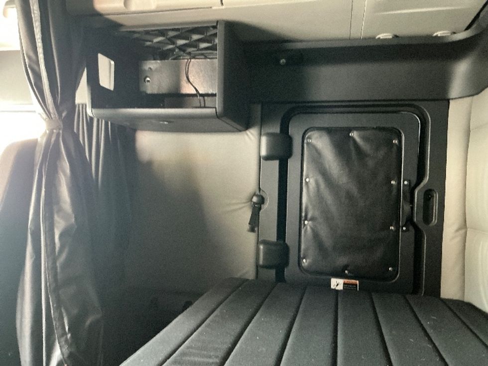 Sleeper Tractor-Heavy Duty Tractors-Freightliner-2021-T12664ST-Cambridge-ON-800,776\n\t\tkm-$ 86,500 - Image 19